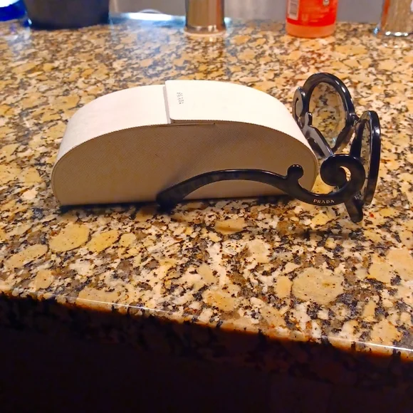 Prada sunglasses - Picture 4 of 5